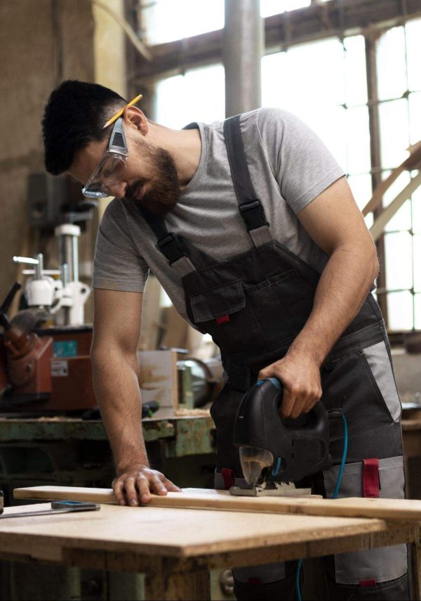 tablero-mdf-corte-carpintero-dentro-taller